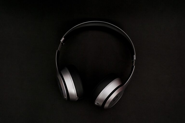 headphones-2588056_1280